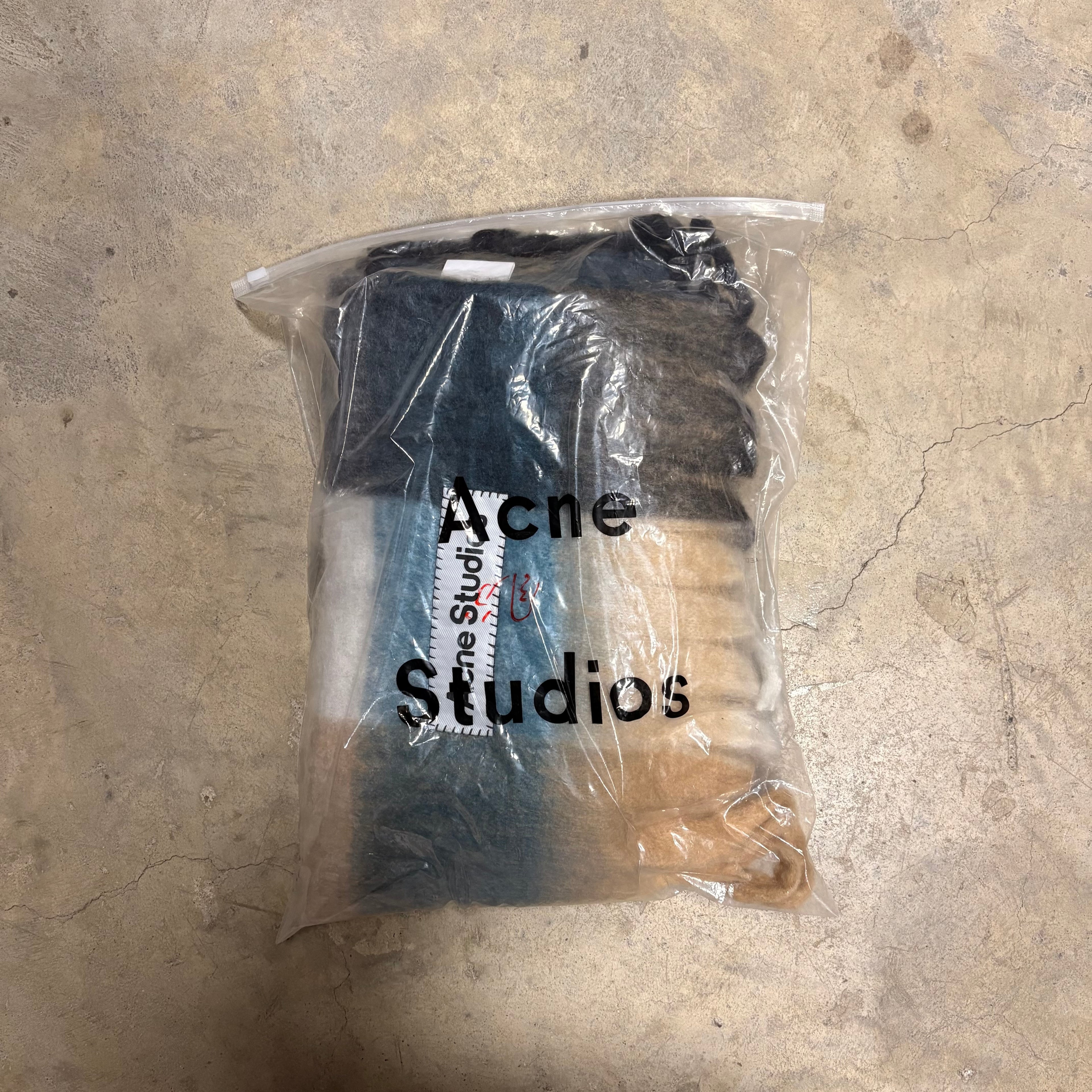 Acne studios MOHAIR SCARF
Blue/beige/black